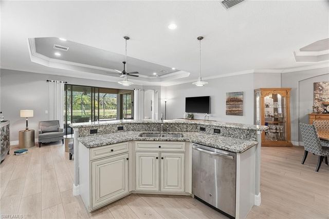 2906 Aviamar CIR, Naples, FL 34114