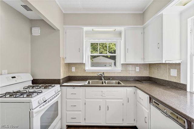 1031 Pennfield Road, Cleveland Heights, OH 44121