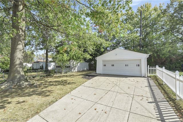 1031 Pennfield Road, Cleveland Heights, OH 44121