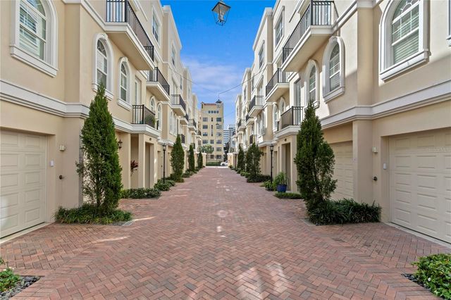 412 REGENT LANE N, St Petersburg, FL 33701