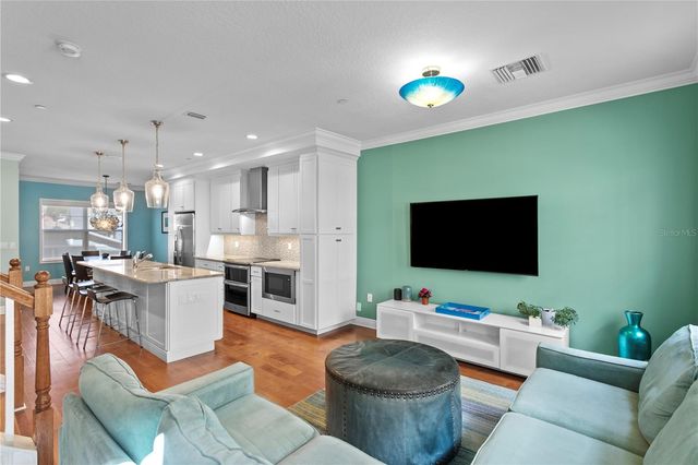 412 REGENT LANE N, St Petersburg, FL 33701