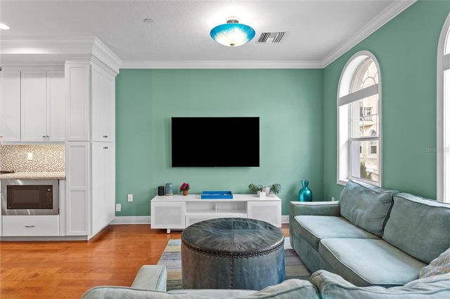 412 REGENT LANE N, St Petersburg, FL 33701