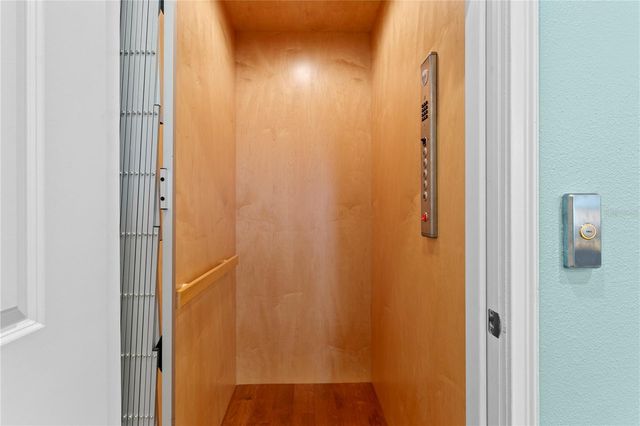 412 REGENT LANE N, St Petersburg, FL 33701