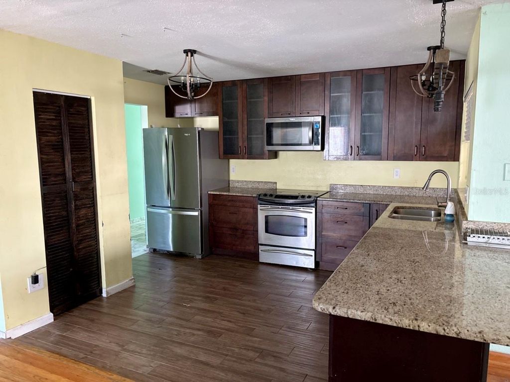 Image 3 of property listing at 4604 RIDGE POINT, Tampa, FL 33624