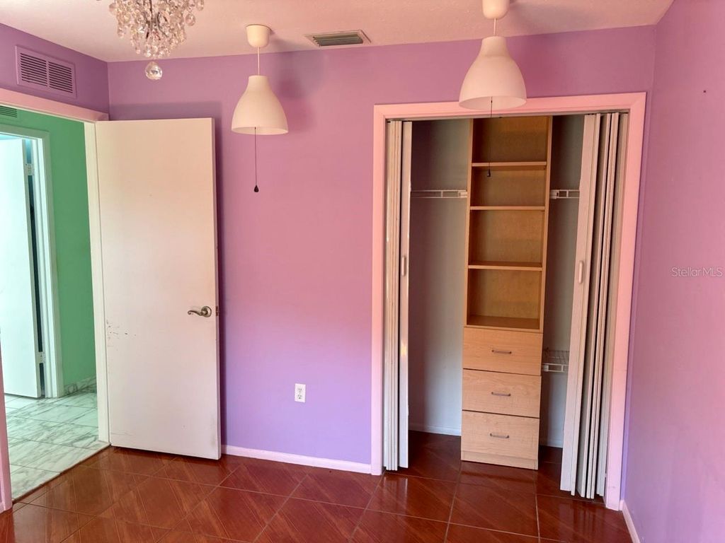 Image 8 of property listing at 4604 RIDGE POINT, Tampa, FL 33624