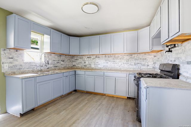 11515 Ford, Adkins, TX 78101