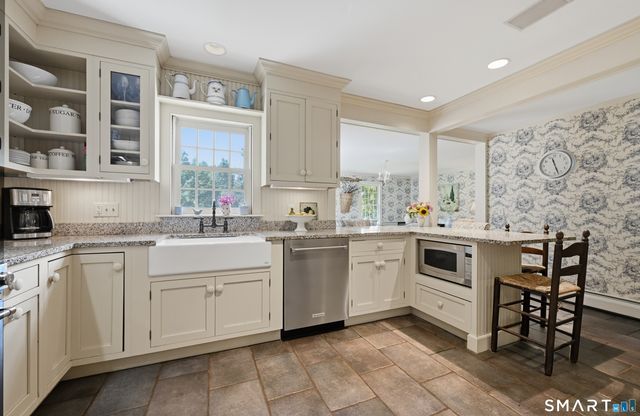 385 Middle Road Turnpike, Woodbury, CT 06798