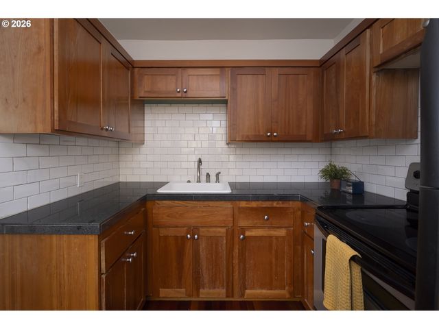 4763 N LOMBARD St 7, Portland, OR 97203