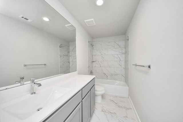 2110 Della Lakes Court, Fresno, TX 77545