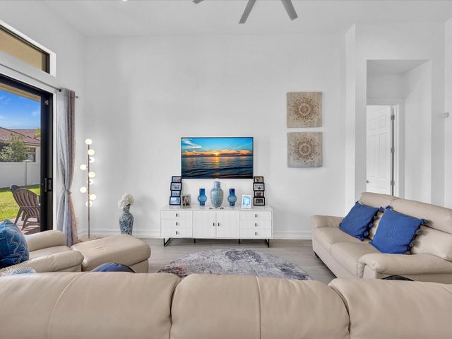 8928 E Bastille Cir Circle, Parkland, FL 33076