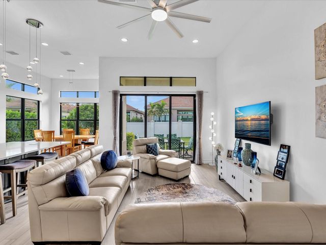 8928 E Bastille Cir Circle, Parkland, FL 33076