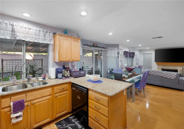 40 Linhaven, Irvine, CA 92602