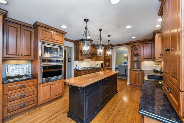 571 Apple River Drive, Naperville, IL 60565