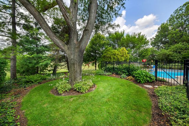 571 Apple River Drive, Naperville, IL 60565
