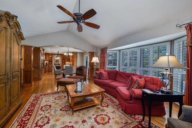571 Apple River Drive, Naperville, IL 60565