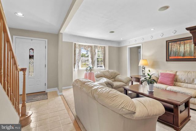 17 TANSEY DR, Upper Chichester, PA 19014