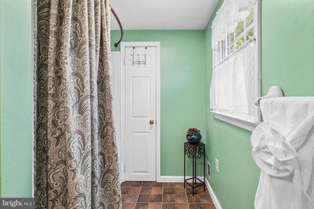 17 TANSEY DR, Upper Chichester, PA 19014