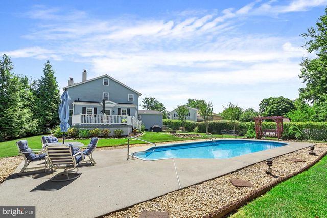 17 TANSEY DR, Upper Chichester, PA 19014