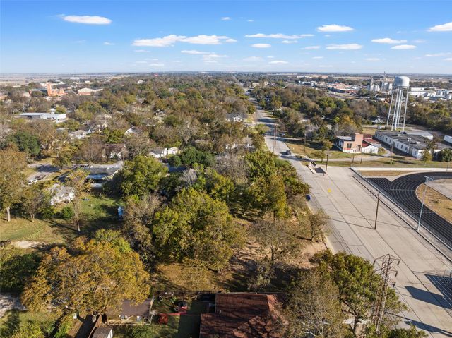 606 S Reagan Street, West, TX 76691