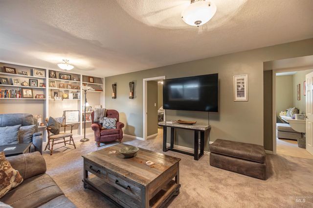 910 N Plateau Ave, Caldwell, ID 83605