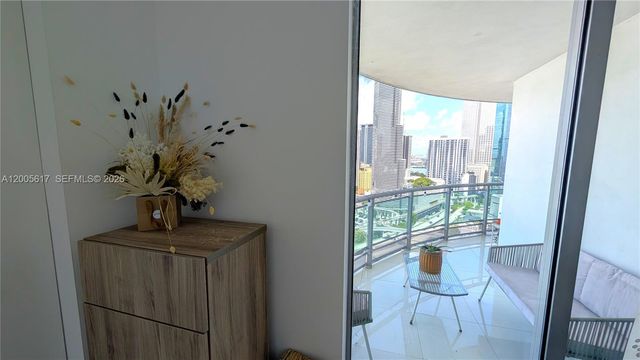 350 S Miami Ave 2813, Miami, FL 33130