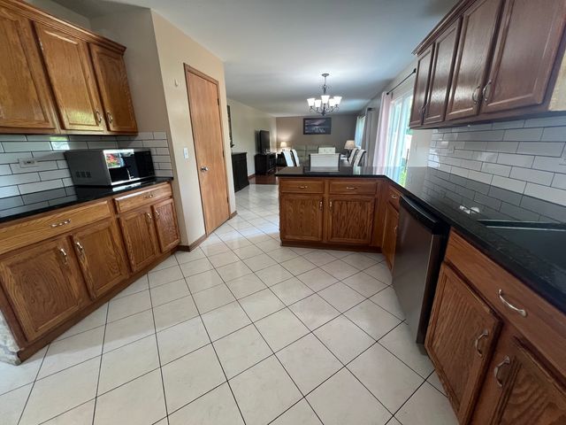 809 Eagle Drive, Aurora, IL 60506
