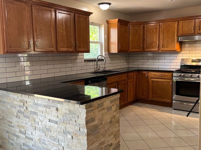 809 Eagle Drive, Aurora, IL 60506