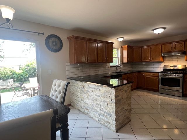 809 Eagle Drive, Aurora, IL 60506