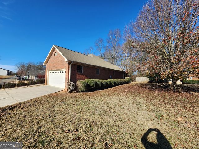 70 GOLDEN OAKS Drive, Hartwell, GA 30643