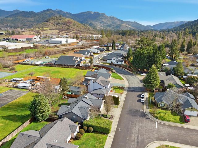 2074 SE Kayleigh Way, Grants Pass, OR 97526