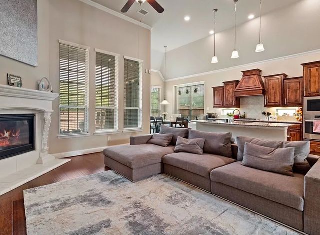 800 Gray Hawk Lane, Euless, TX 76039