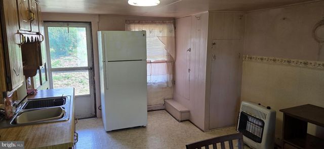 9000 CORNER RD, Hancock, MD 21750