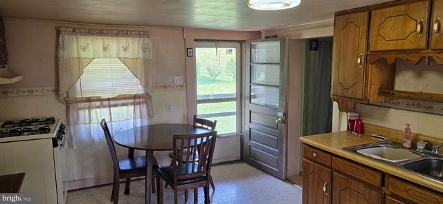 9000 CORNER RD, Hancock, MD 21750