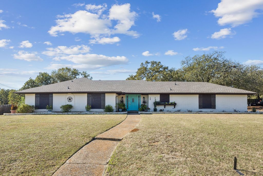 109 Wood Oak Drive, Joshua, TX 76058