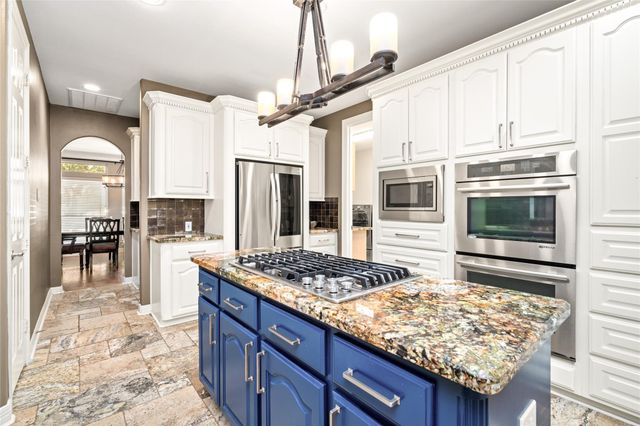 2111 N Shadow Grove Ln, Richmond, TX 77406