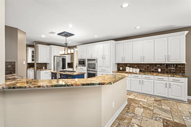 2111 N Shadow Grove Ln, Richmond, TX 77406