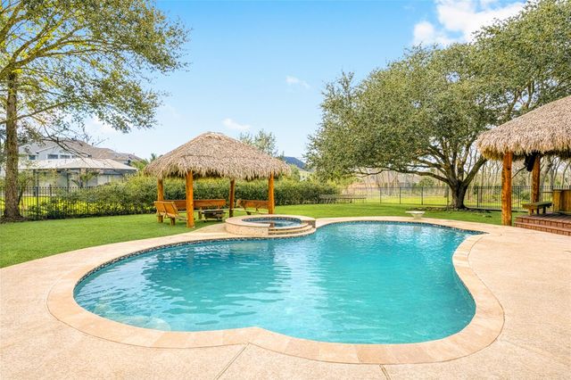 2111 N Shadow Grove Ln, Richmond, TX 77406