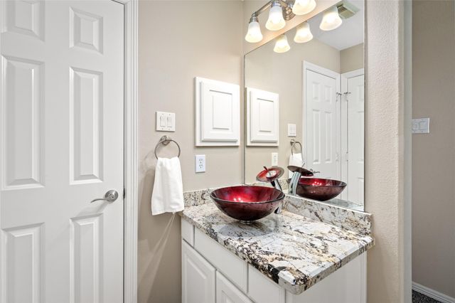 2111 N Shadow Grove Ln, Richmond, TX 77406