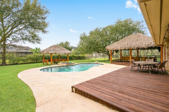 2111 N Shadow Grove Ln, Richmond, TX 77406