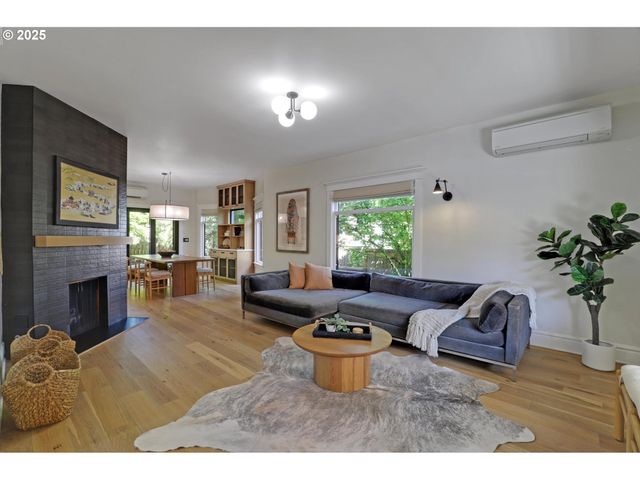 2033 Se ASH St, Portland, OR 97214