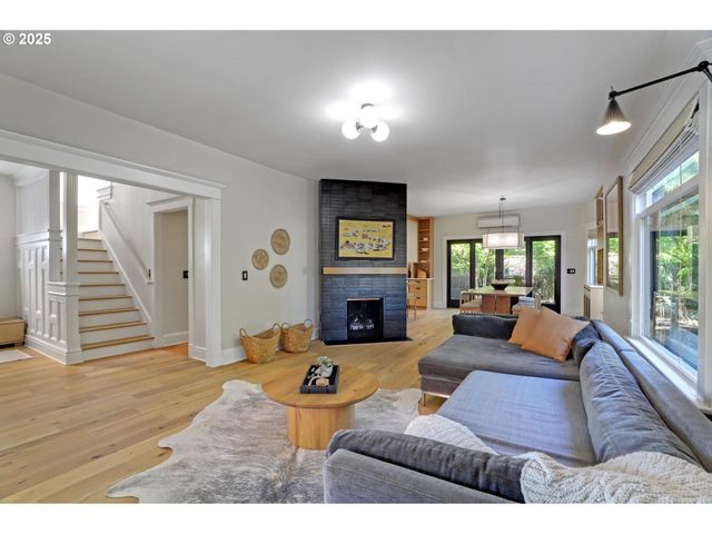 2033 Se ASH St, Portland, OR 97214