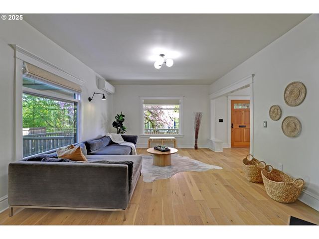 2033 Se ASH St, Portland, OR 97214