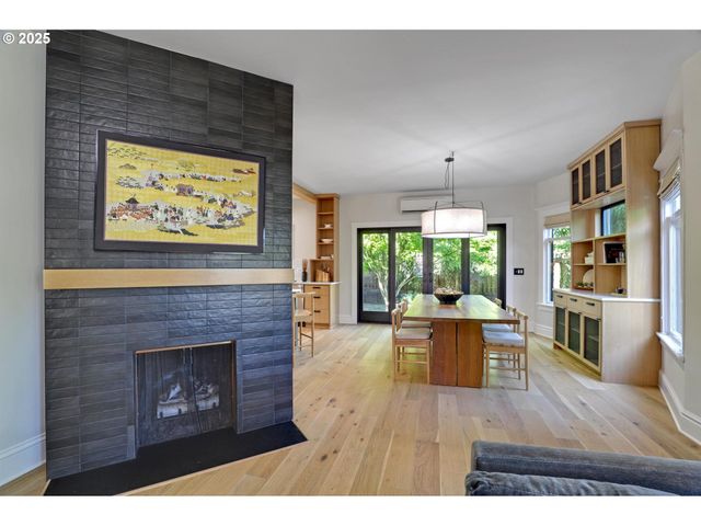 2033 Se ASH St, Portland, OR 97214
