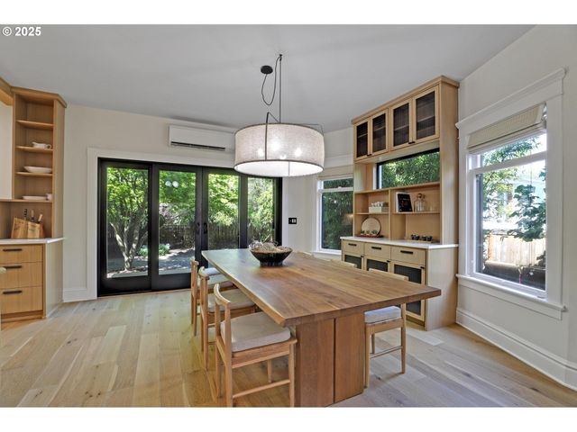 2033 Se ASH St, Portland, OR 97214