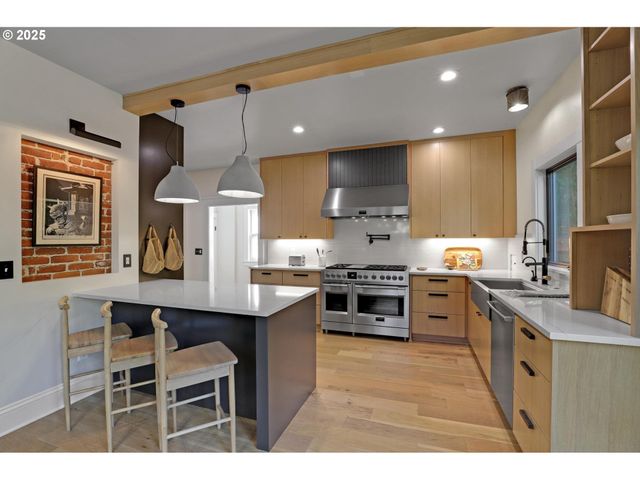 2033 Se ASH St, Portland, OR 97214