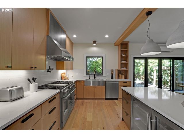 2033 Se ASH St, Portland, OR 97214