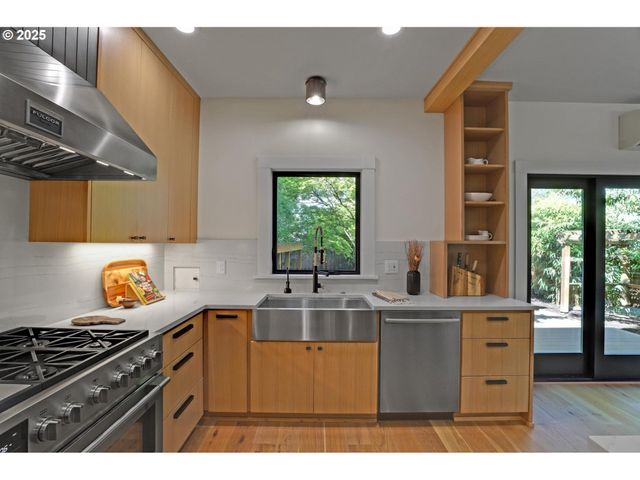 2033 Se ASH St, Portland, OR 97214