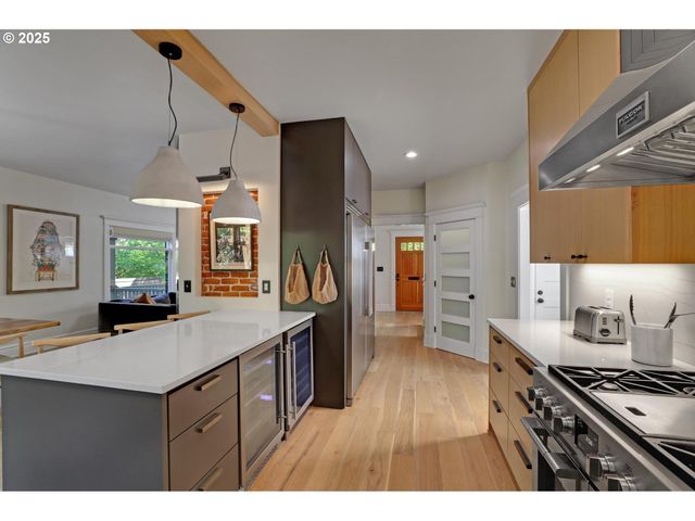 2033 Se ASH St, Portland, OR 97214