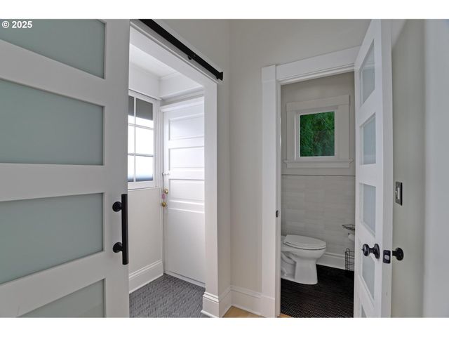 2033 Se ASH St, Portland, OR 97214