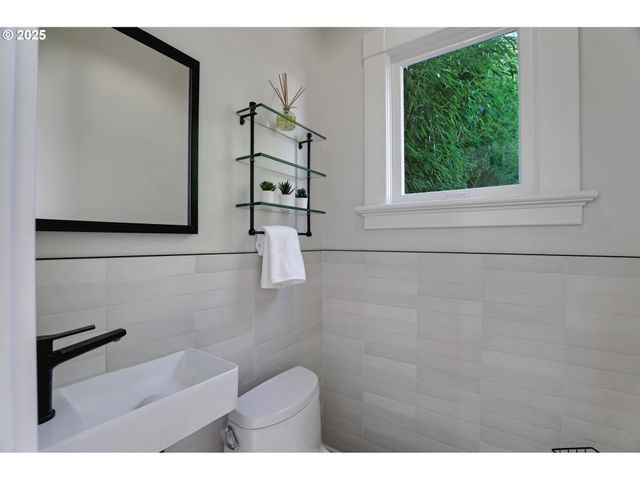 2033 Se ASH St, Portland, OR 97214
